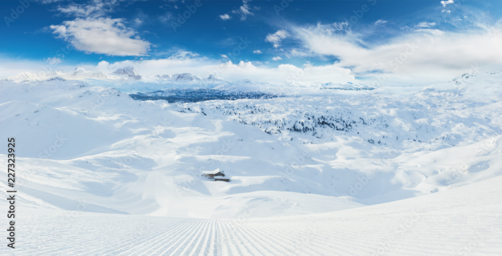 美丽的滑雪道全景冬季景观