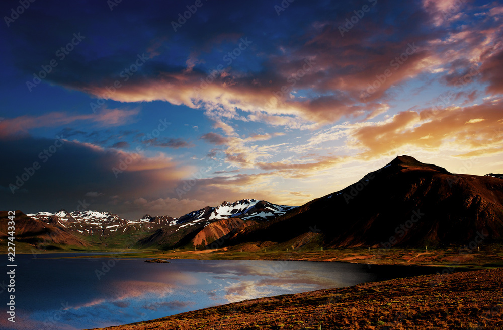 冰岛北部Myvatn湖的日落美景