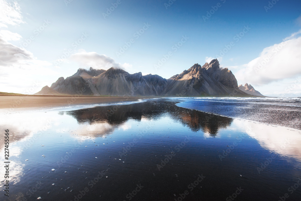 美丽的Jokusarlon ake，山和蓝天背景，冰岛季节景观背景