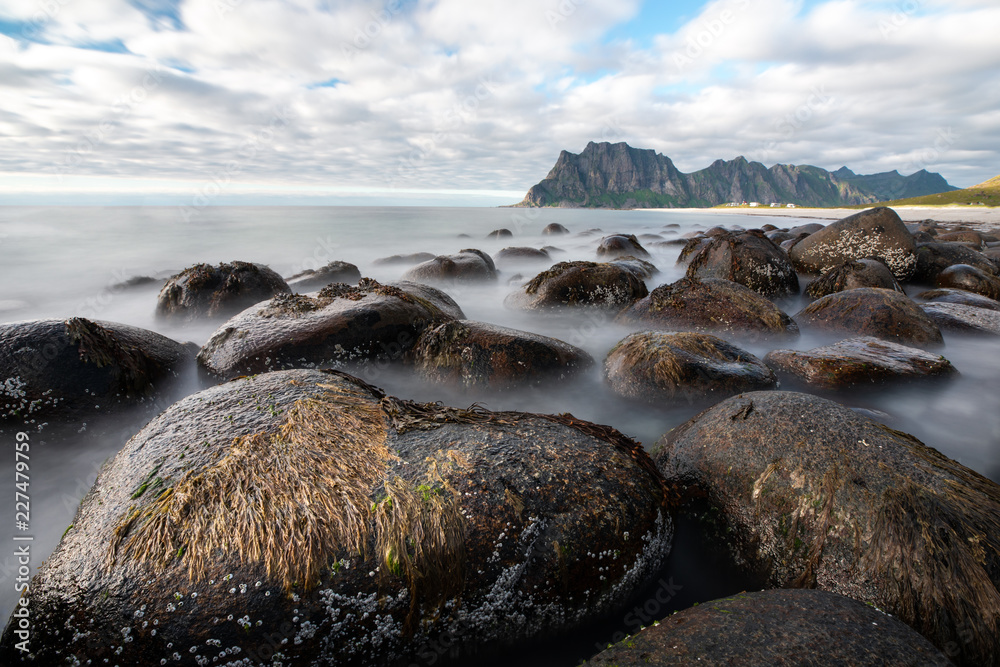 挪威罗弗敦，Uttakleiv海滩，白天海浪长期冲刷岩石。