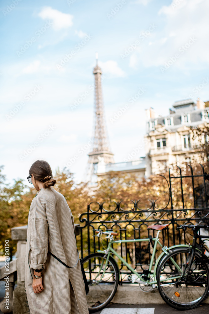 在巴黎漫步欣赏埃菲尔铁塔景色的女人