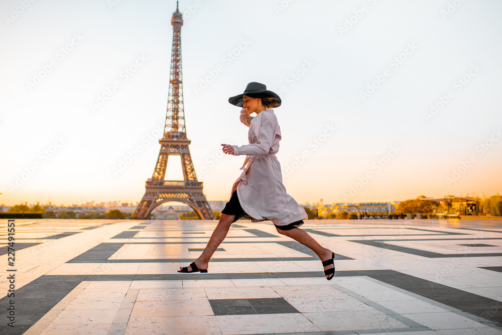 巴黎一大早，一名女子跳上著名的广场，俯瞰埃菲尔铁塔