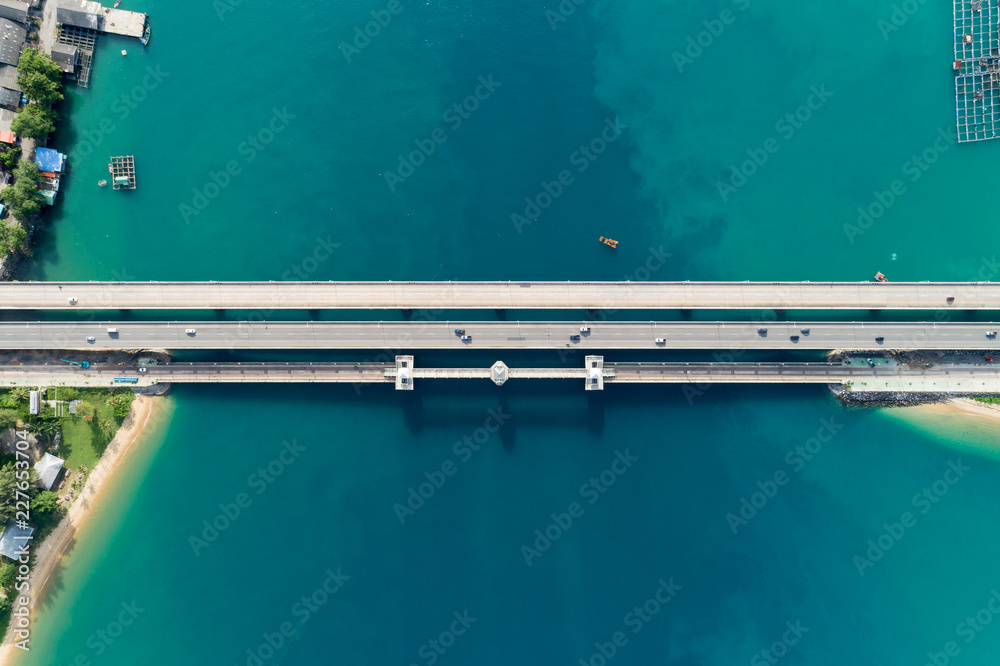无人机拍摄的桥梁和汽车在桥梁上的俯视图道路图像运输背景概念