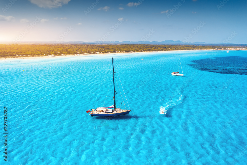 巴利阿里群岛蔚蓝海岸上的游艇。漂浮的帆船和摩托艇鸟瞰图