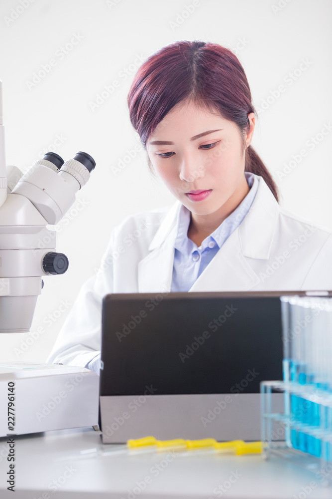女科学家使用显微镜