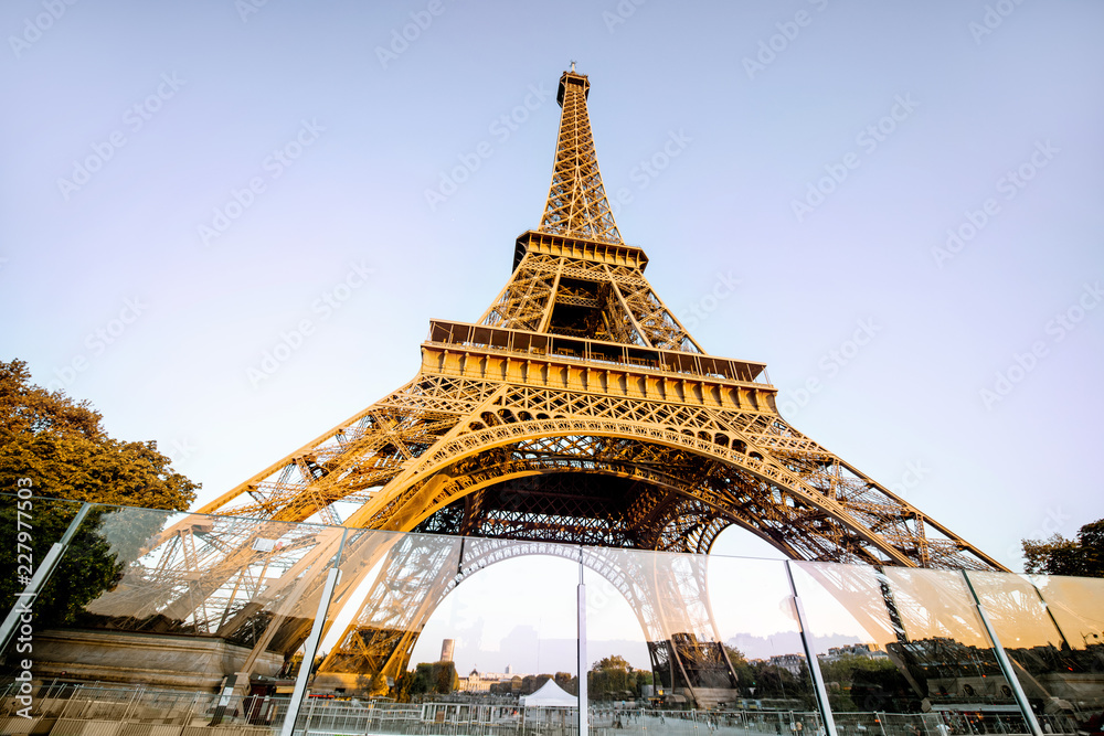 巴黎日落时从下方俯瞰埃菲尔铁塔