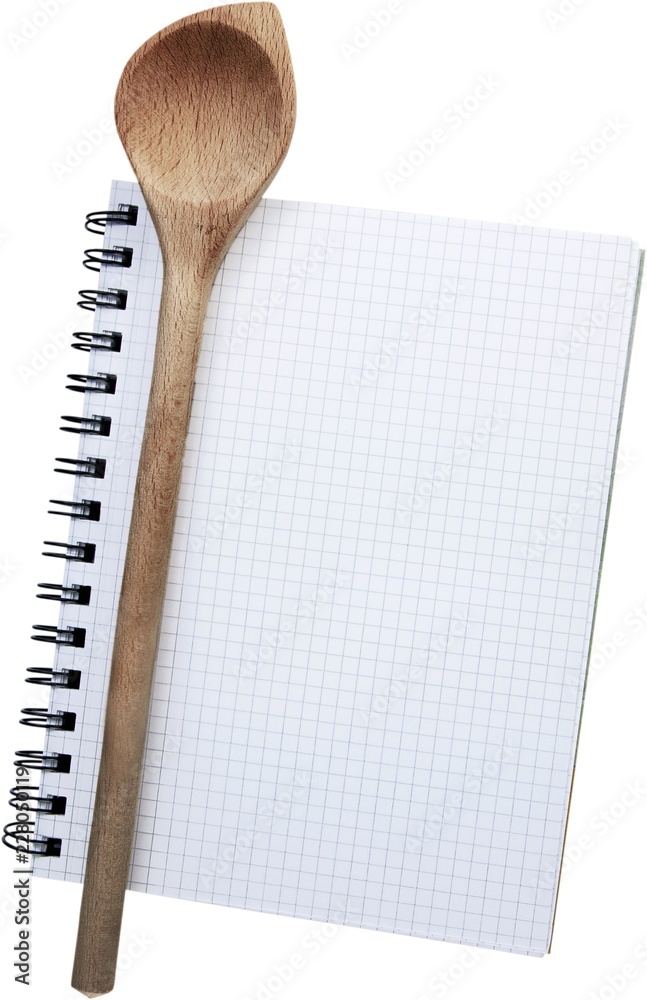 白色背景下隔离的笔记本和木勺
