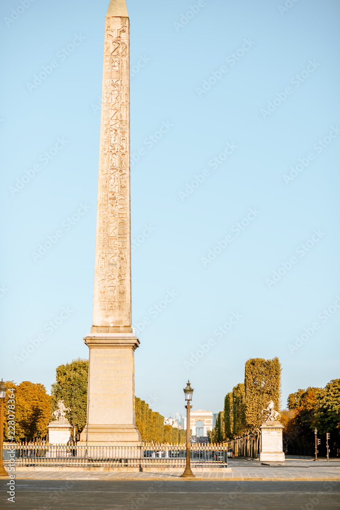 巴黎晨曦中科尔迪亚广场上的卢克索方尖碑