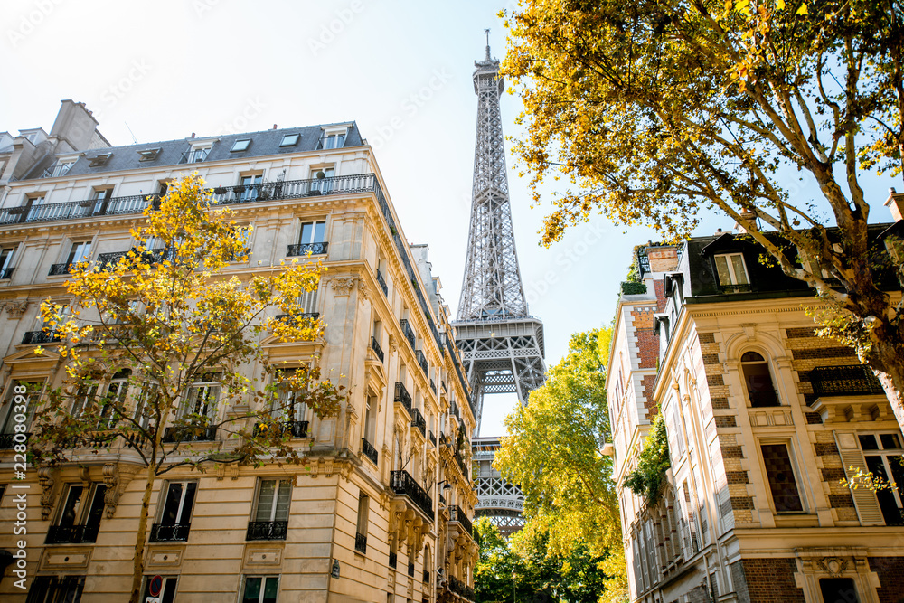 巴黎白天古老的住宅楼和埃菲尔铁塔的美丽街景