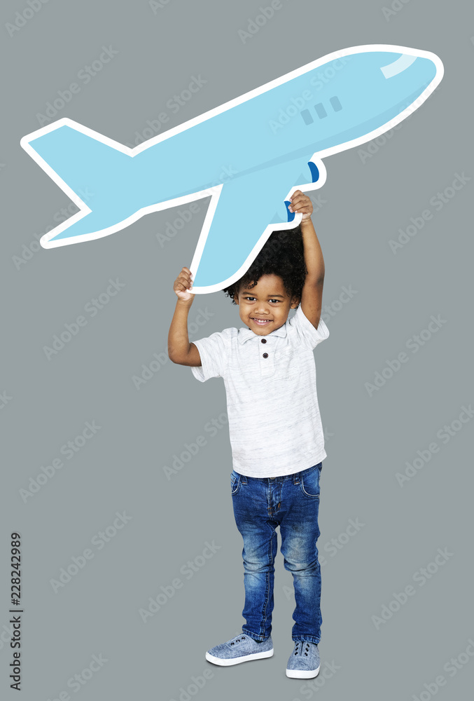 抱着飞机图标的快乐男孩