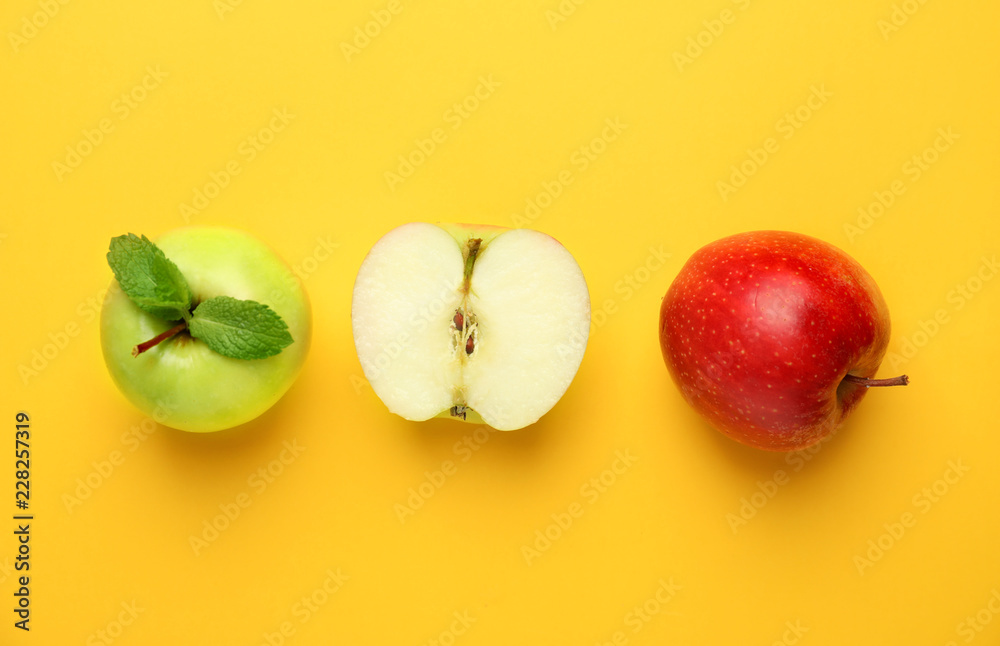 彩色背景上的切苹果和整苹果