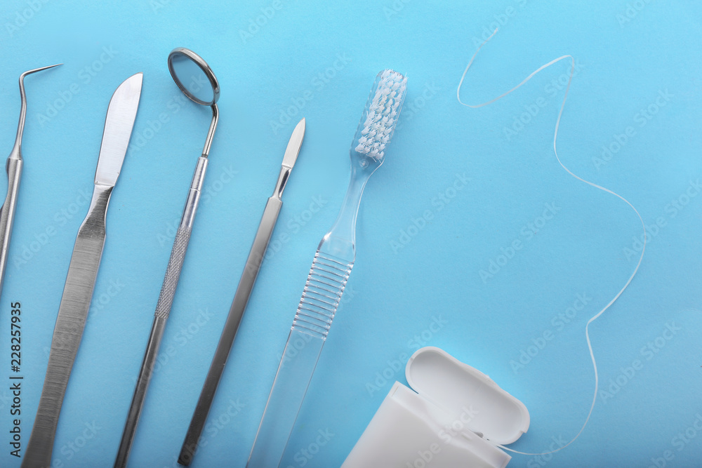 彩色背景的牙科工具、牙刷和牙线套装