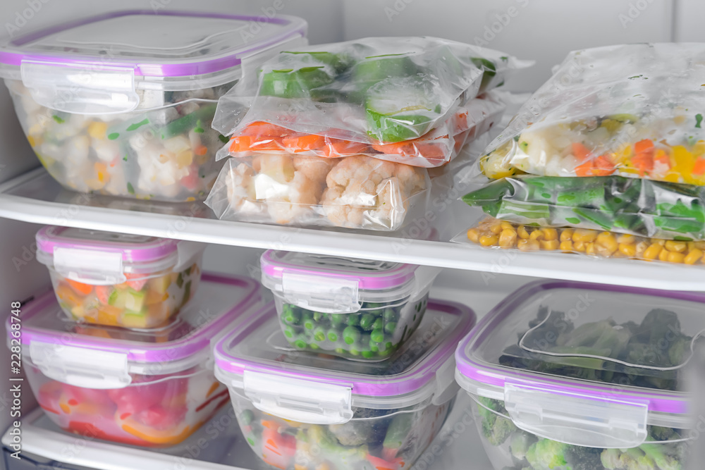 冰箱里装有冷冻蔬菜的容器和塑料袋