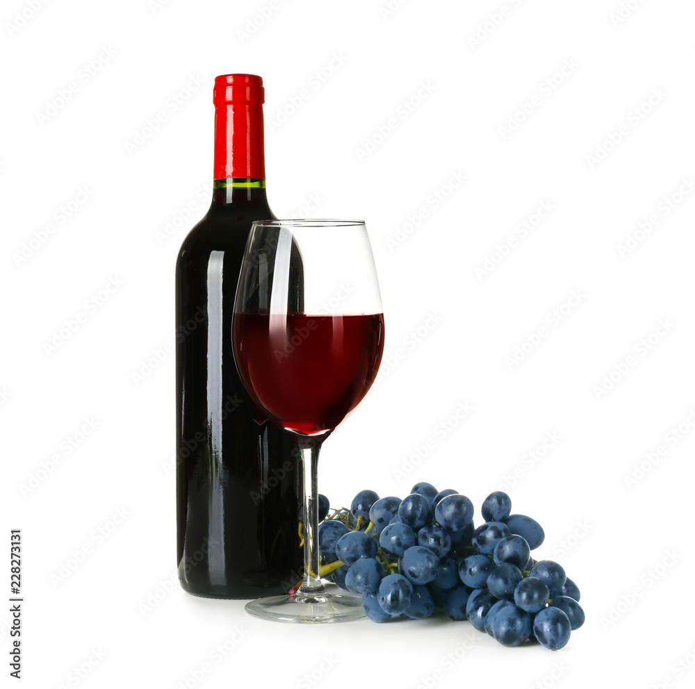 一瓶又一杯白底成熟葡萄的红酒