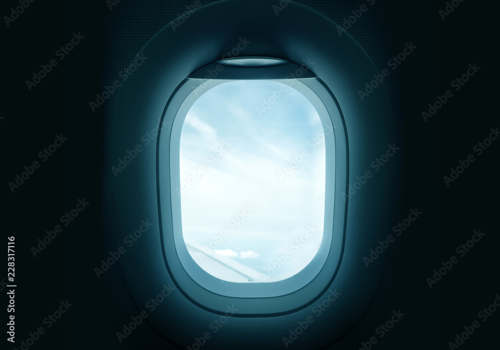 在飞行中透过飞机舷窗向外看。