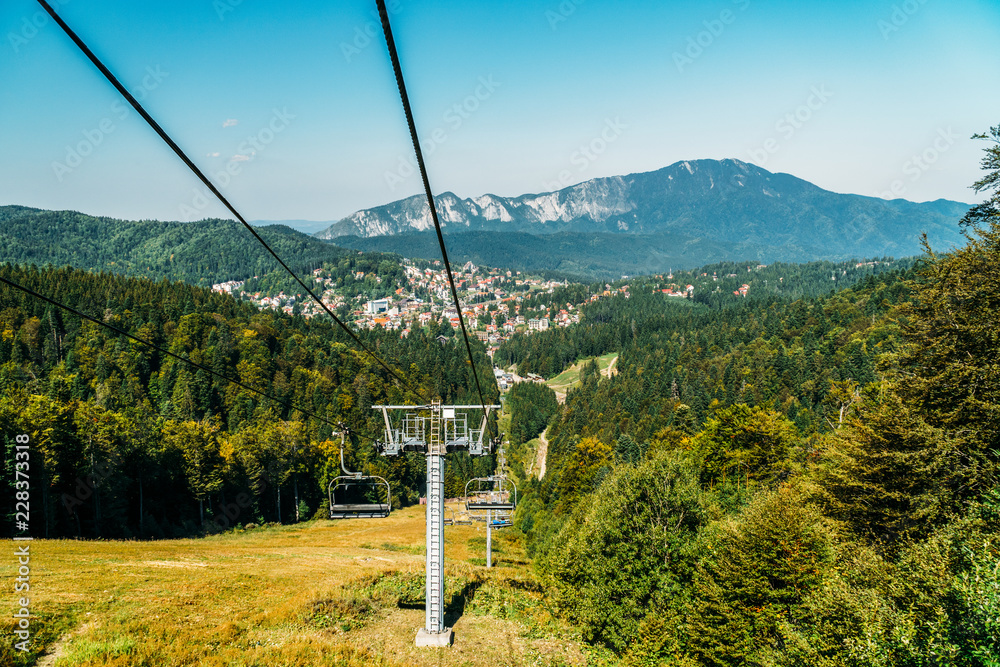 罗马尼亚巴斯特尼滑雪场喀尔巴阡山脉上空夏季缆车旅行