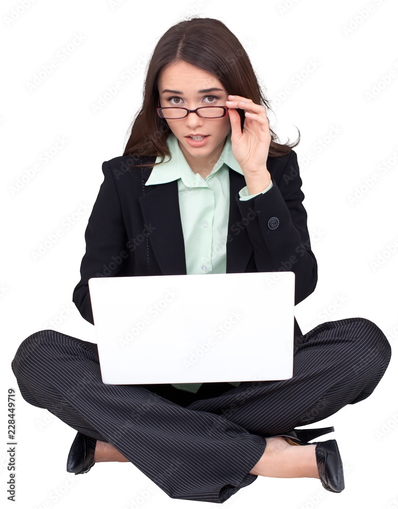 年轻可爱的商务女性使用笔记本电脑隔离的肖像