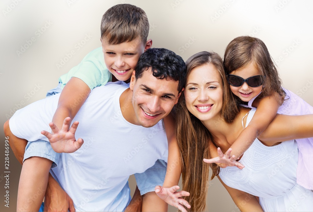幸福的一家人在模糊的户外享受假期