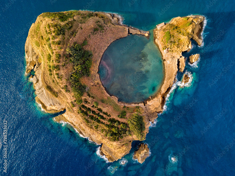 Vila Franca do Campo岛的俯视图由附近一座古老的水下火山口形成
