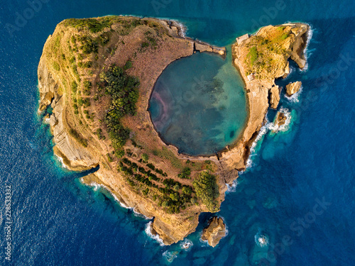 Vila Franca do Campo岛的俯视图由附近一座古老的水下火山口形成