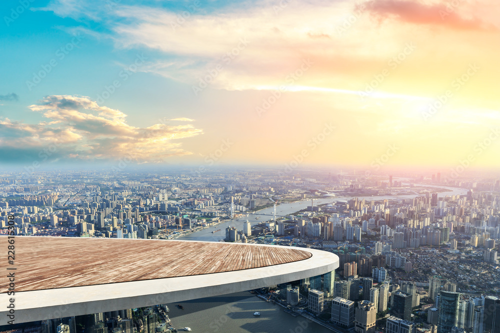 全景上海天际线和空木方形平台建筑