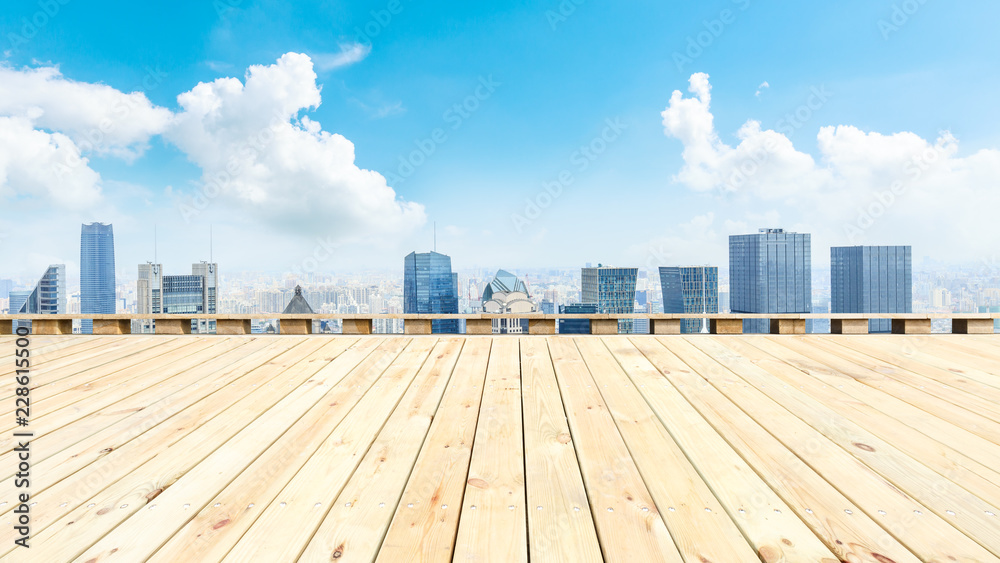 全景上海天际线和空木方形地板平台的建筑