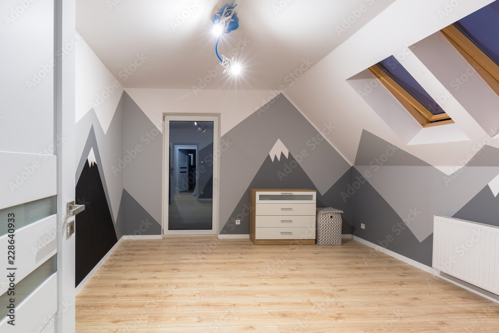 儿童卧室，配有山脉黑板漆和新型层压地板