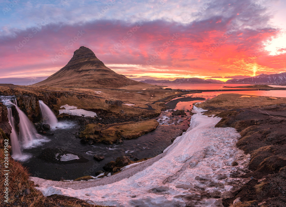 冰岛Kirkjufall山，景色和瀑布上方的壮观天空。