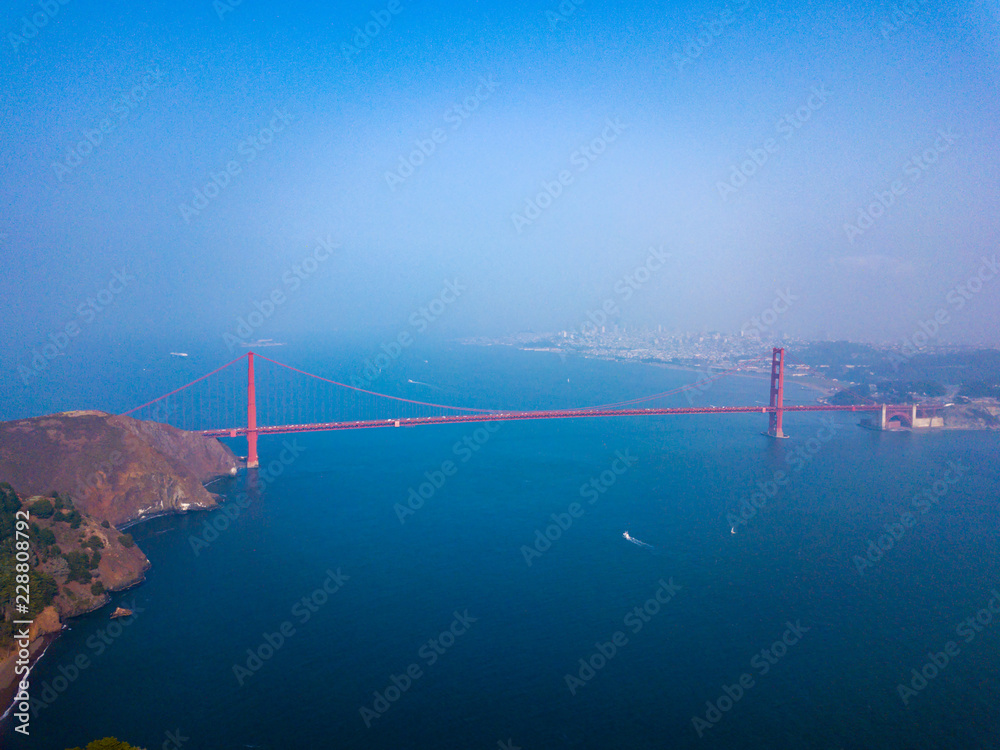 旧金山金门大桥鸟瞰图。美丽的特写镜头。