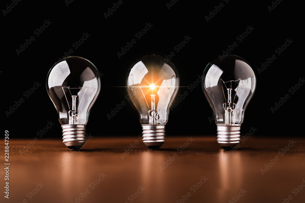创意创业商业创意概念，黑底发光灯泡