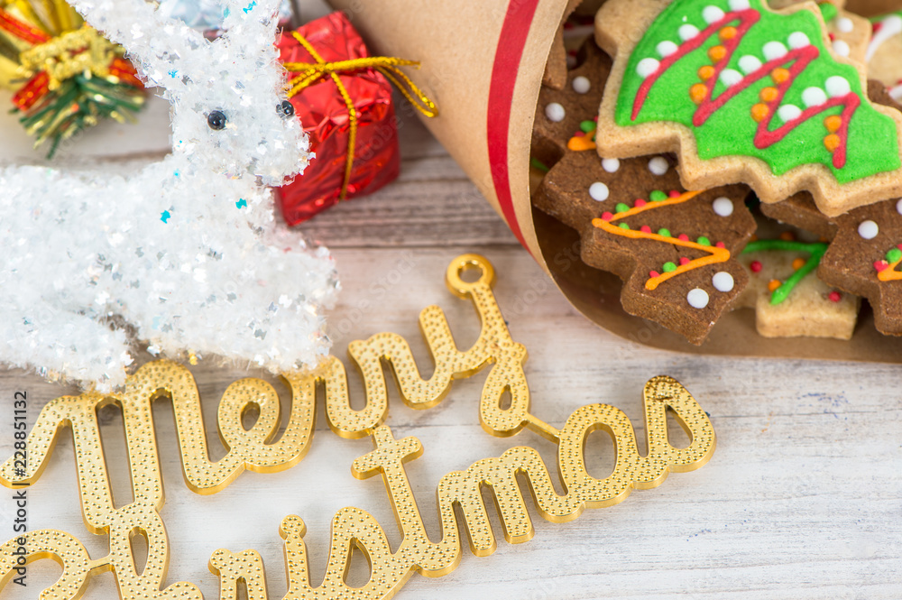 美味可爱的烤圣诞饼干（姜饼），纸袋里有漂亮的圣诞节装饰