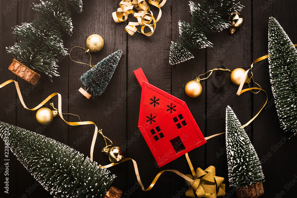 黑色复古木地板上带有圣诞装饰的节日庆祝背景
