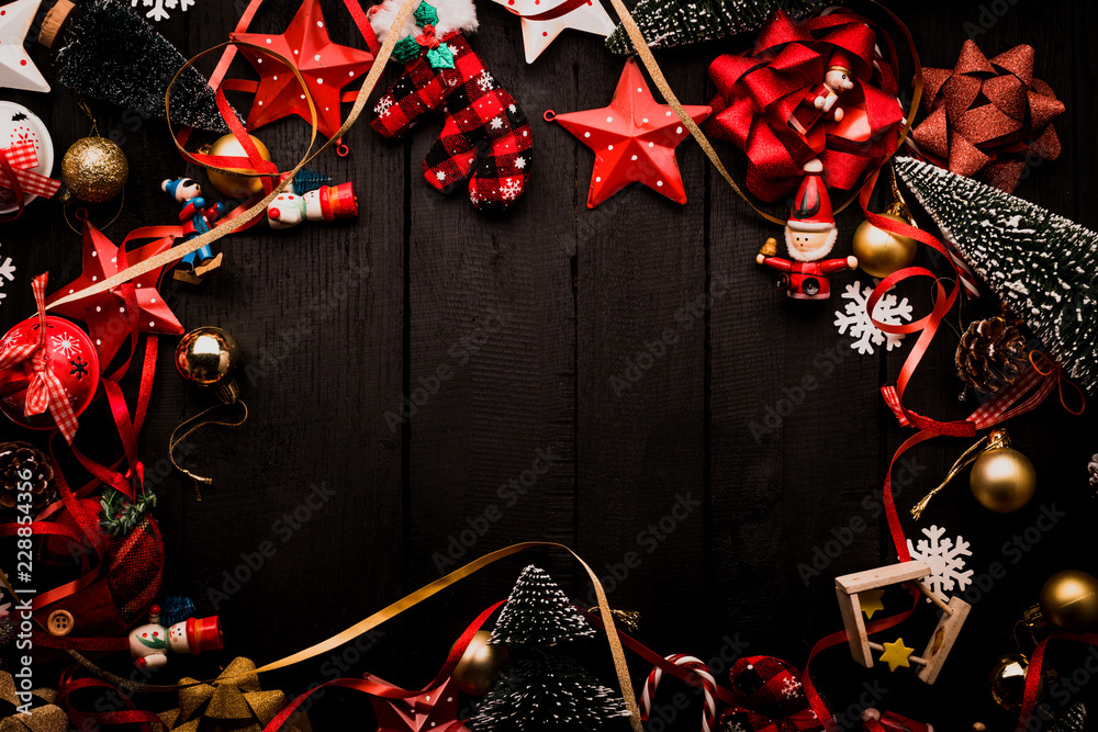 古老的黑色复古木地板上有圣诞装饰物品的节日庆祝背景