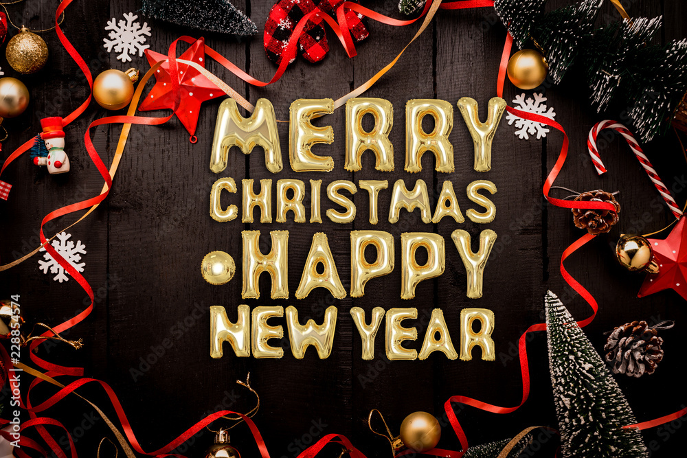 在古老的黑色复古木地板上用圣诞装饰物品作为节日庆祝背景