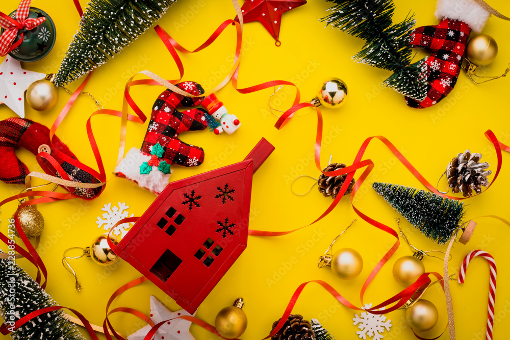 节日庆祝背景，黄色纸背景上的圣诞装饰物品免费