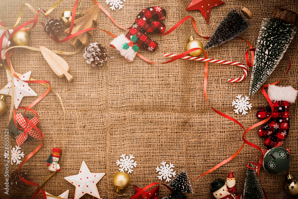 在带有fr的老式藤地板上用圣诞装饰物品作为节日庆祝背景