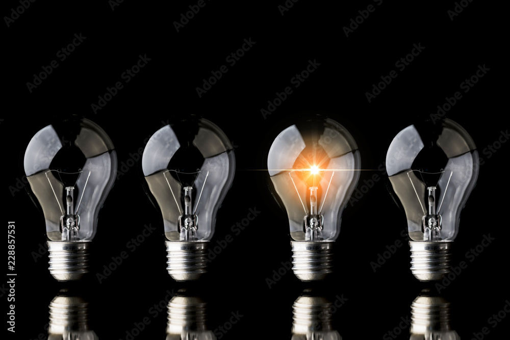 黑底发光灯泡的创意创业商业理念
