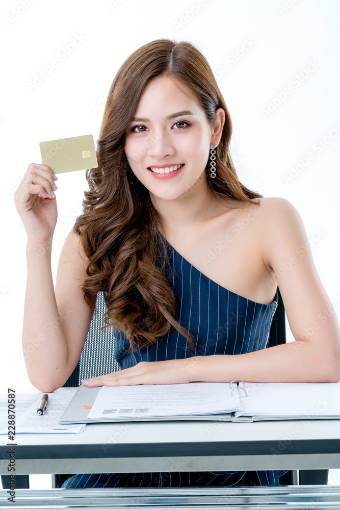 美丽的亚洲优雅女性用信用卡和智能手机享受网上购物的商业理念