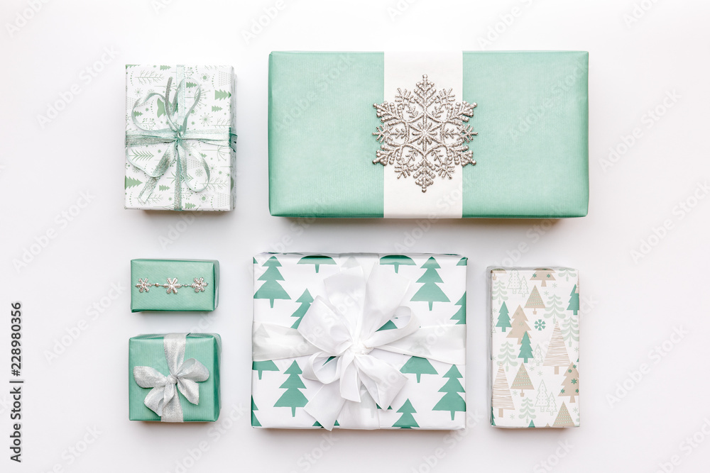美丽的北欧圣诞礼物，白色背景。绿松石色包裹的圣诞盒。