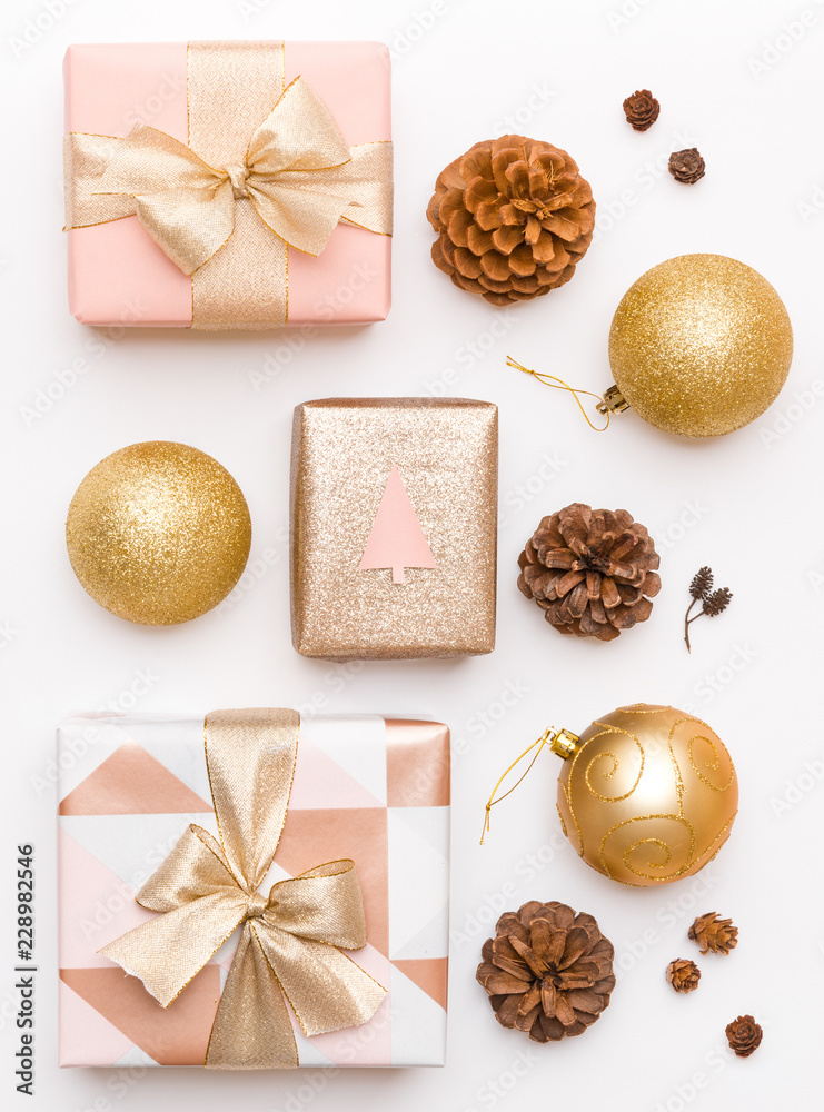 粉色和金色圣诞礼物，白色背景。包裹的圣诞盒，圣诞饰品，
