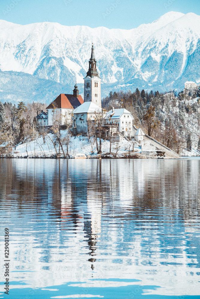 斯洛文尼亚冬季日出时的布莱德湖、布莱德岛和城堡