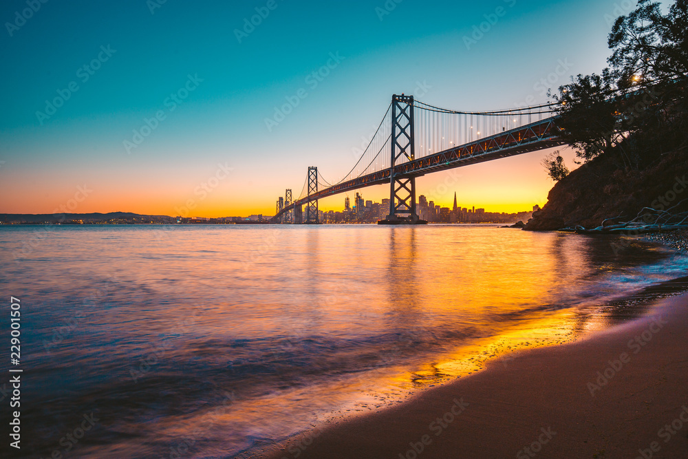 美国加利福尼亚州黄昏奥克兰湾大桥旧金山天际线