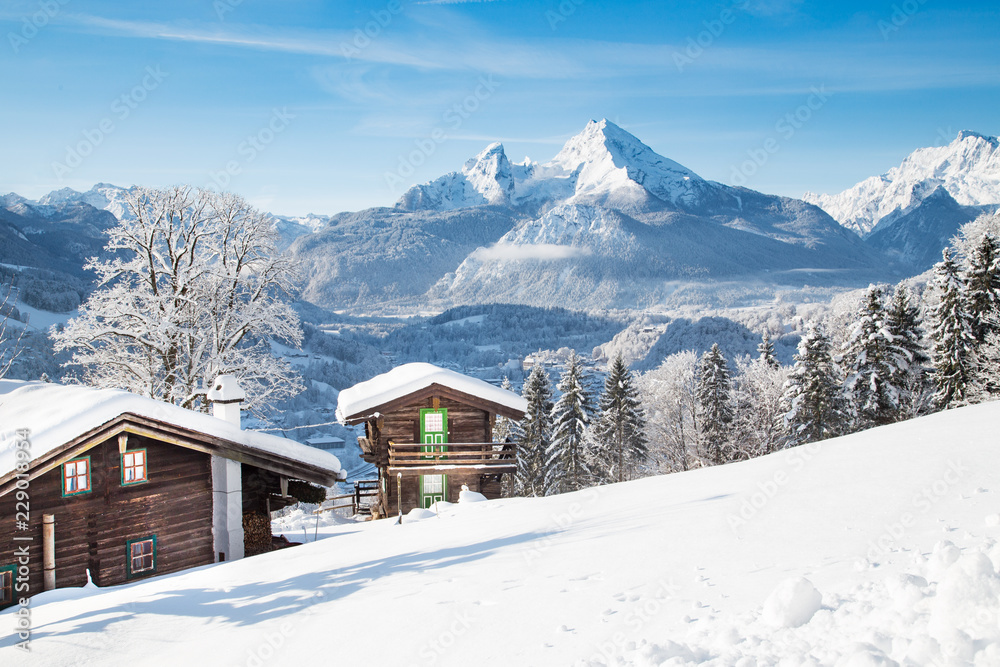 冬季阿尔卑斯山上的乡村小屋