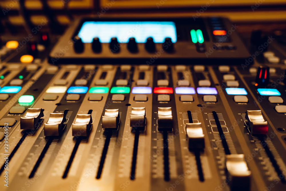 专业录音室混音控制台，配有DJ工作用的音量控制器。特写