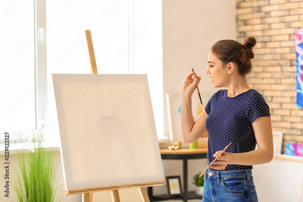 女艺术家在工作室绘画