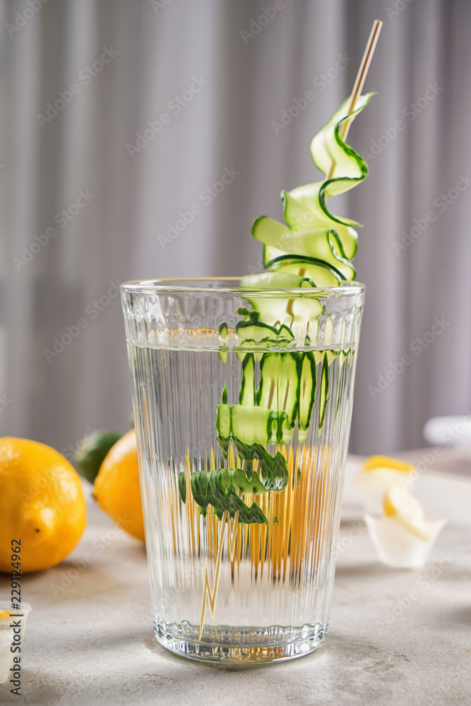 灰色桌子上的一杯新鲜黄瓜水