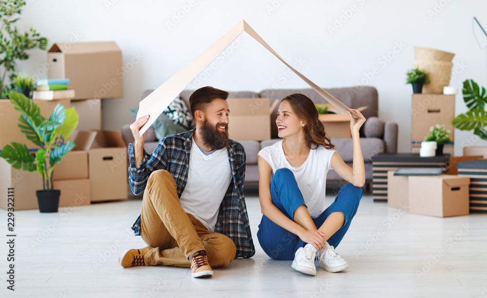 幸福的年轻已婚夫妇搬进新公寓