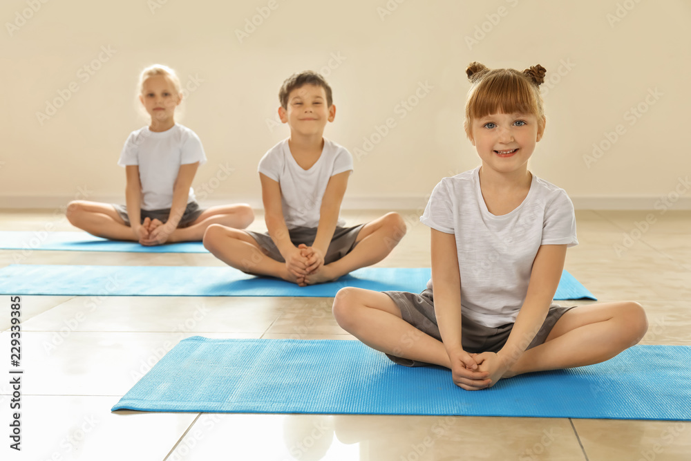 小孩子在室内练习瑜伽