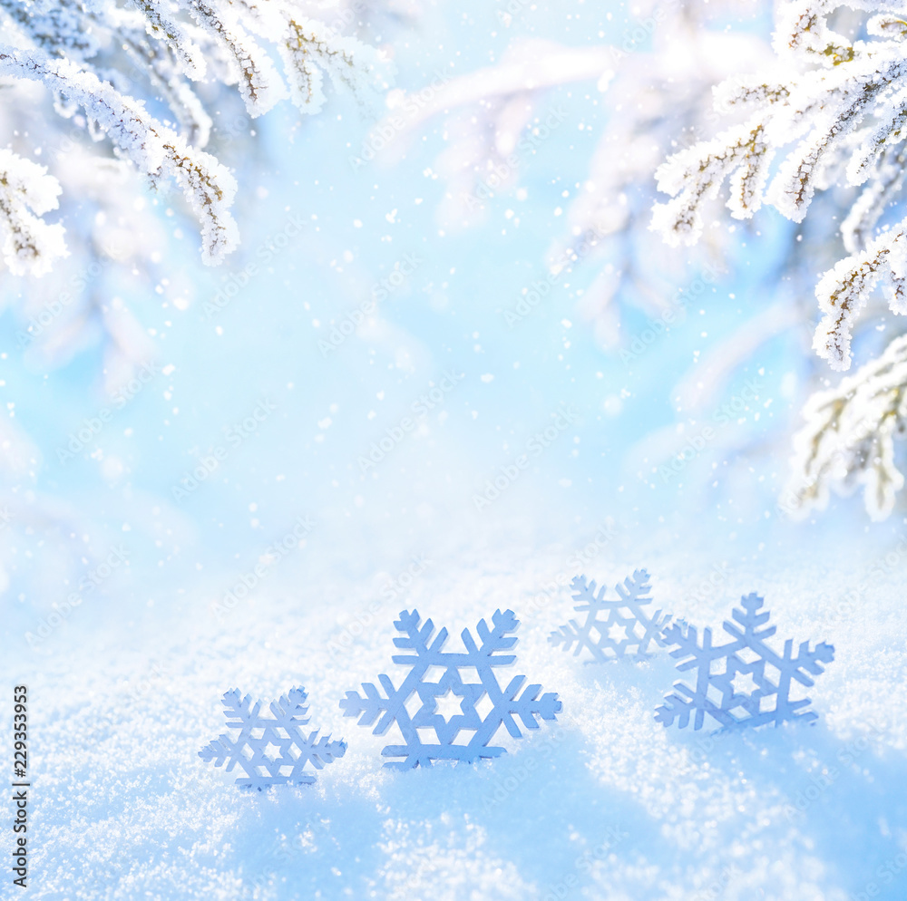 淡淡的圣诞背景。阳光明媚的日子里，雪花在雪地里特写。雪景智慧
