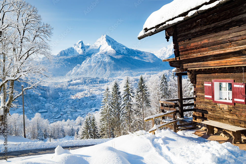 阿尔卑斯山冬季的传统山地小屋